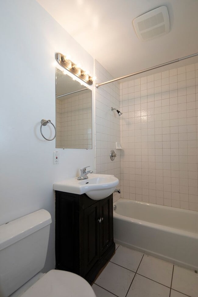 Building Photo - 1Br in Carlsbad with Parking ~ Less than a Mile from the Beach!