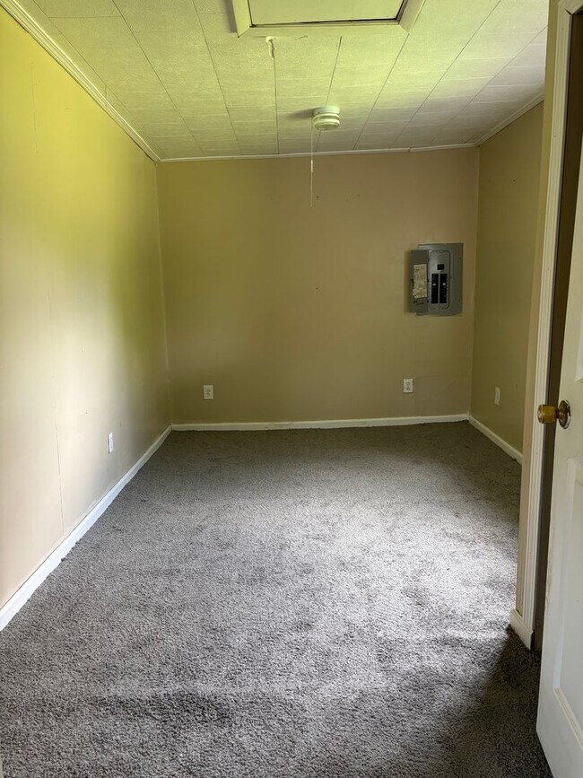 Building Photo - 3 Bedroom Ranch by the River