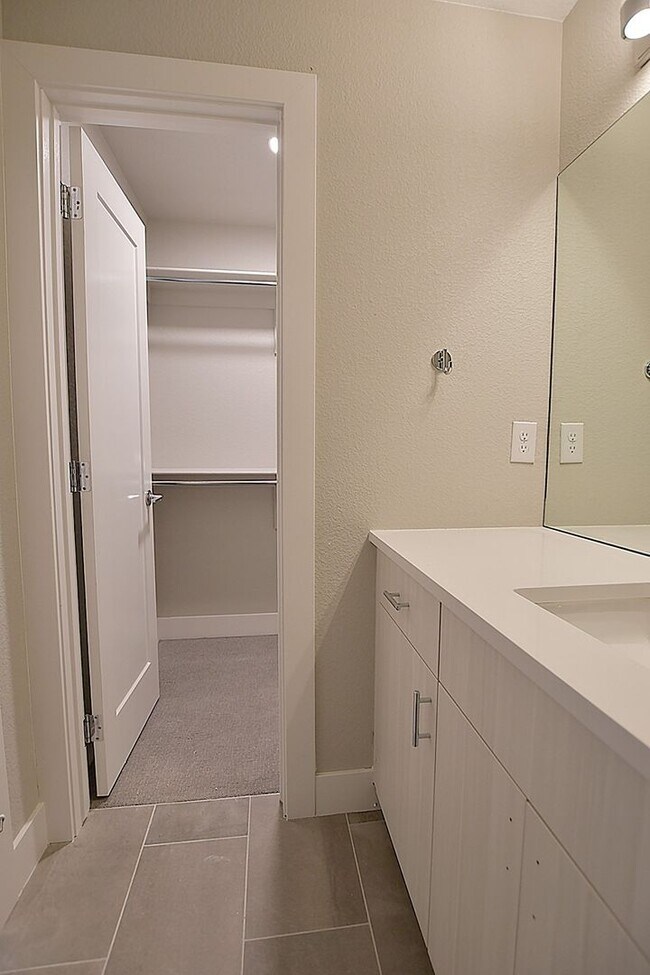 Building Photo - Town Home for Rent in Tennyson Neighborhoo...