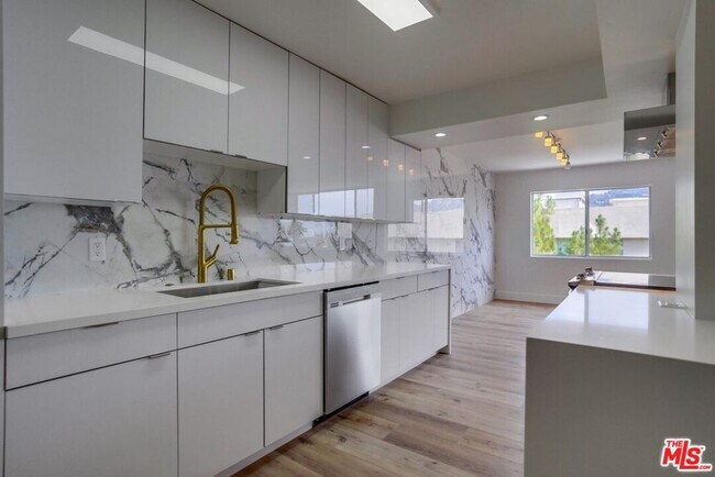 Building Photo - 435 N Oakhurst Dr