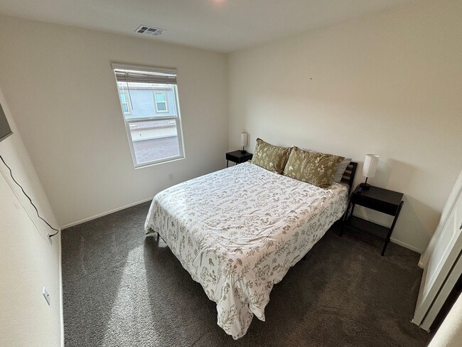 Building Photo - Gorgeous 3Bed/2.5Bath/2Car Townhome located in Southwest Las Vegas- Make the Move for Less: $300 ...