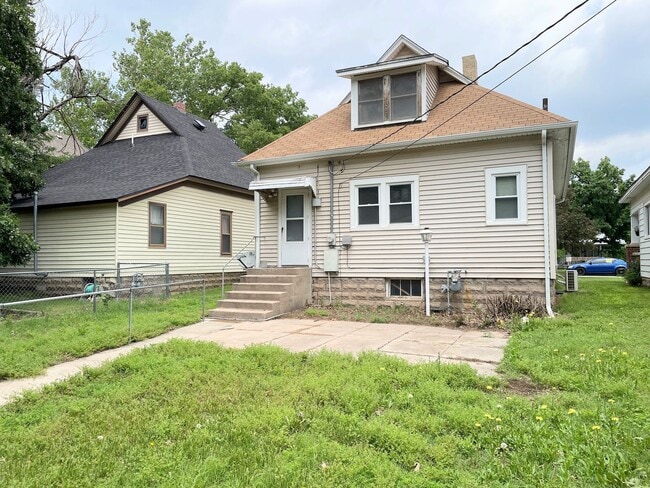 Building Photo - Spacious 2 bedroom with garage
