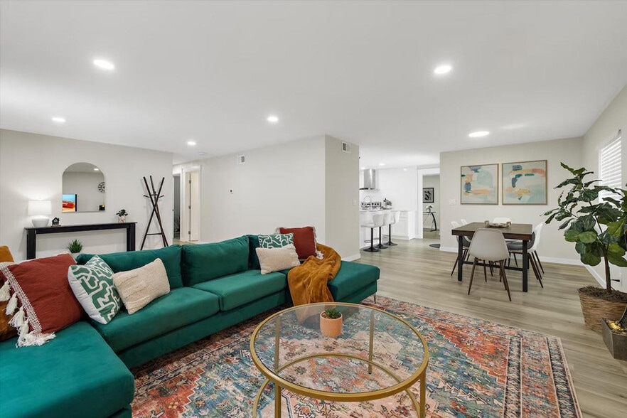 Primary Photo - 2410 W Bruneau Pl