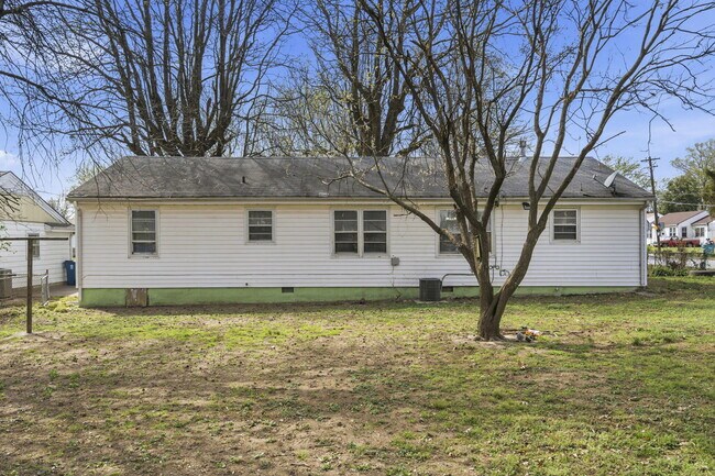 Building Photo - 1736 N Kentwood Ave