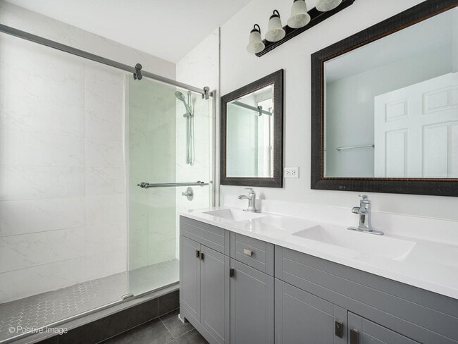 Building Photo - 5134 N Oakley Ave