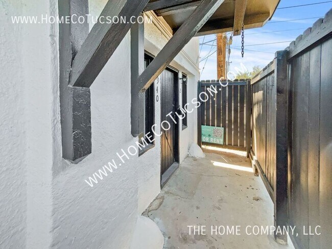 Building Photo - 940 E Florita St