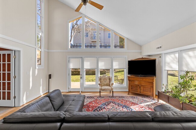 Building Photo - 303 Henderson St