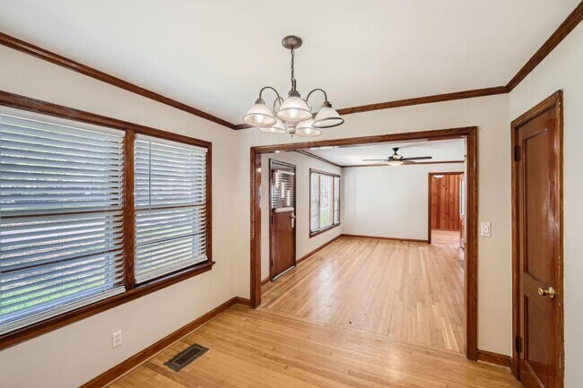 Building Photo - 3043 Cloverhurst Dr