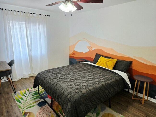 Building Photo - Furnished 3 Bedroom 2 Bathroom Home