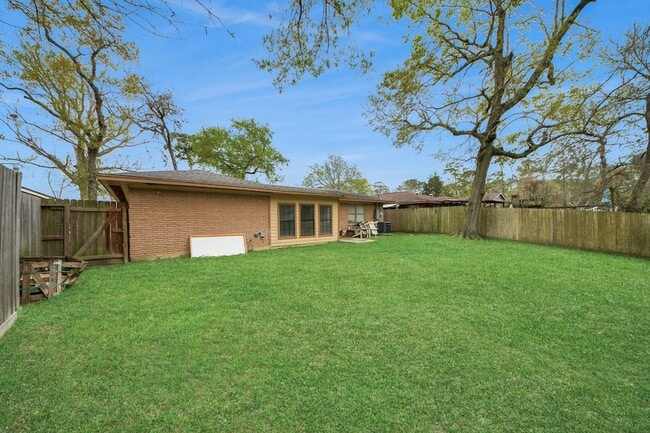 Building Photo - 2806 Oak Dr