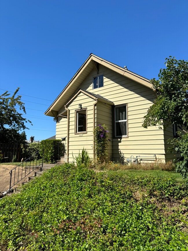 Building Photo - 9657 N Leonard St