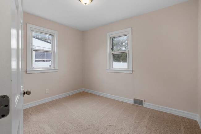 Building Photo - 20 Lake Ave