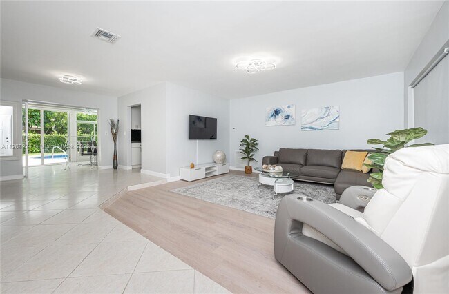Building Photo - 810 S Rainbow Dr