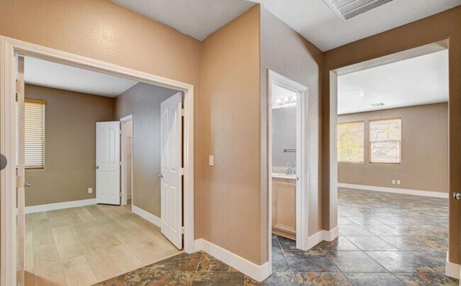 Building Photo - 757 Secret London Ave