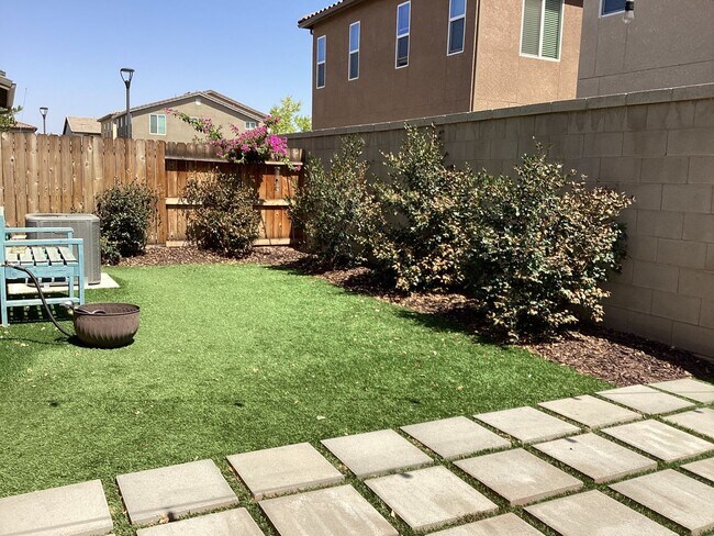 Building Photo - 2573 Daisy Dr