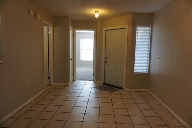 Building Photo - 2 Bedroom Townhome near NAS