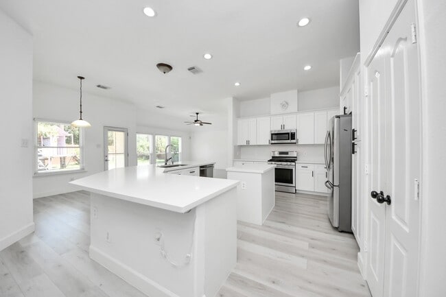 Building Photo - 10850 White Oak Point Ct
