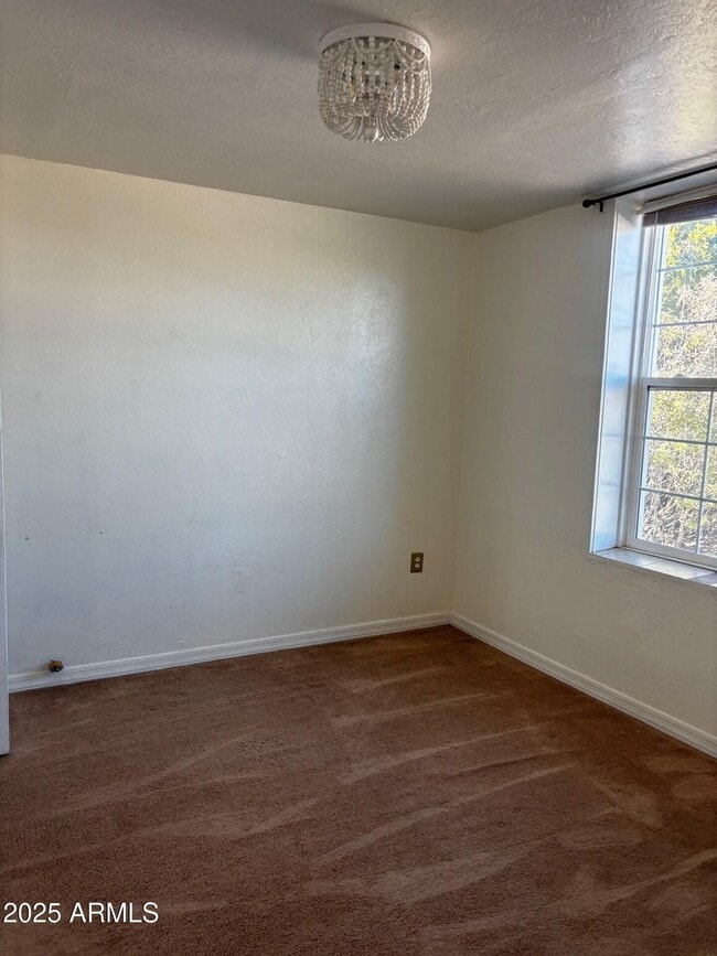 Building Photo - 823 E 17th St