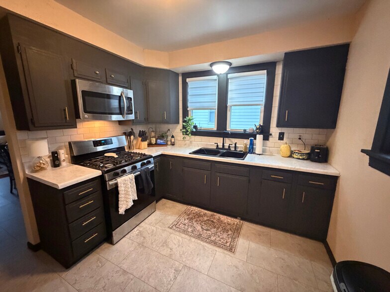 Building Photo - 814 W Pearl St