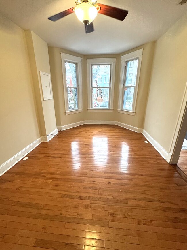 Building Photo - Centrally Located 2 BR Townhouse with Den/...