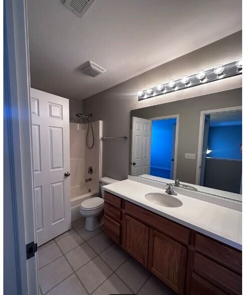 Building Photo - 536 Gunnison Ct