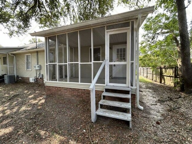 Building Photo - Cozy 2-Bedroom Duplex with Wood Floors & S...