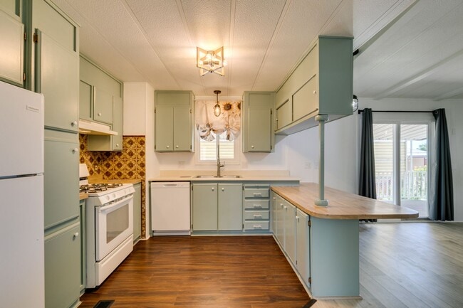 Building Photo - Beautifully Remodeled Boulder City Home with Spacious Backyard Retreat