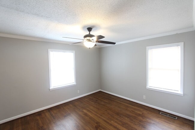Building Photo - 3 Bedroom, 1.5 Bath! New on the Market and Newly Renovated! Better Hurry!!
