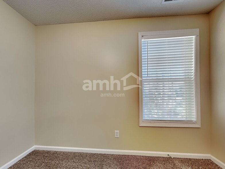 Building Photo - 34 Old Farm Rd