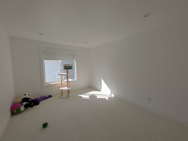 Building Photo - View of the Bay! 3 Bed 3.5 Bath with Garage!