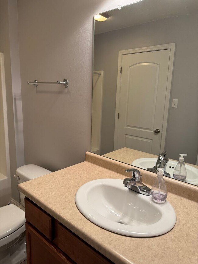 Building Photo - Maryville 37804 - 4-Bedroom, 2-Bath, 2-Story Condo - Contact Faye Hudson 865-789-3204