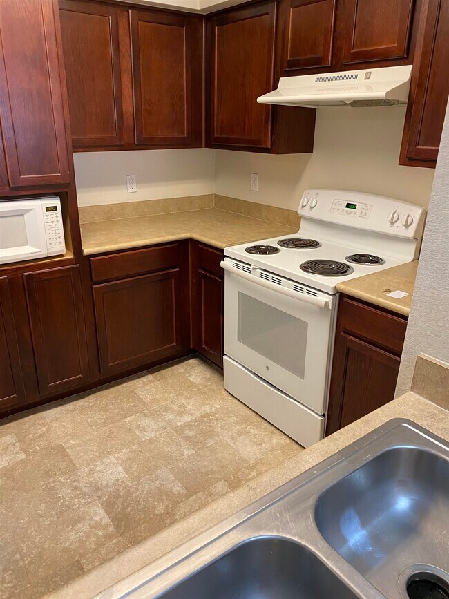 Building Photo - 2801 Chancellorsville Dr