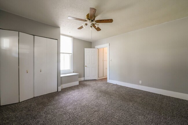 Building Photo - 2 bedroom 1 bath house with a garage in downtown New Albany