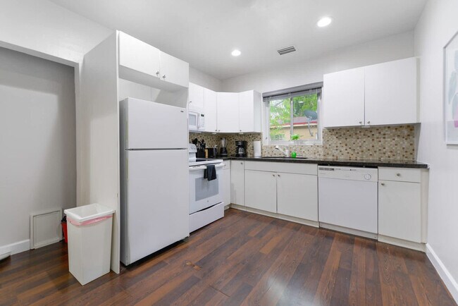 Building Photo - 6715 NE Miami Pl