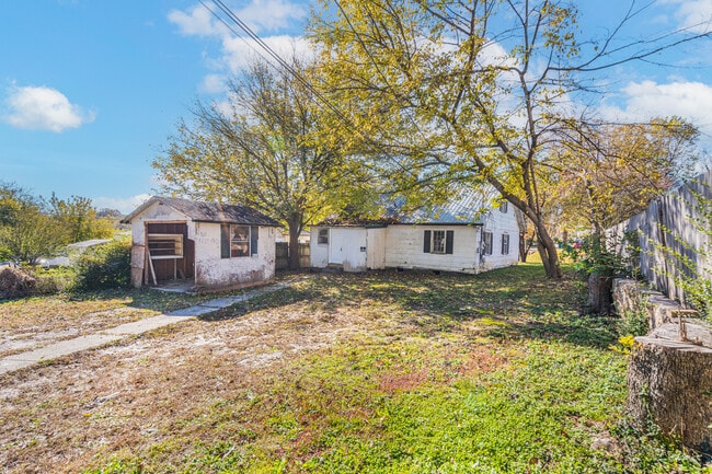 Building Photo - 611 E Main St