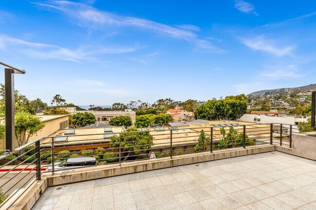 Building Photo - 3 Bed 3 Bath Ocean View, Penthouse "Mark Singer" Residence in Downtown Laguna Beach