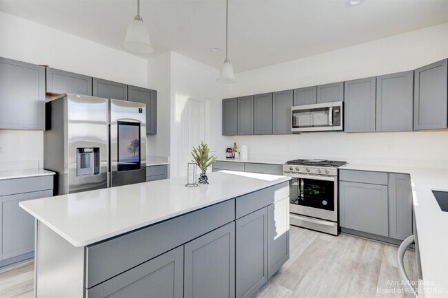 Building Photo - 9480 White Tail Dr