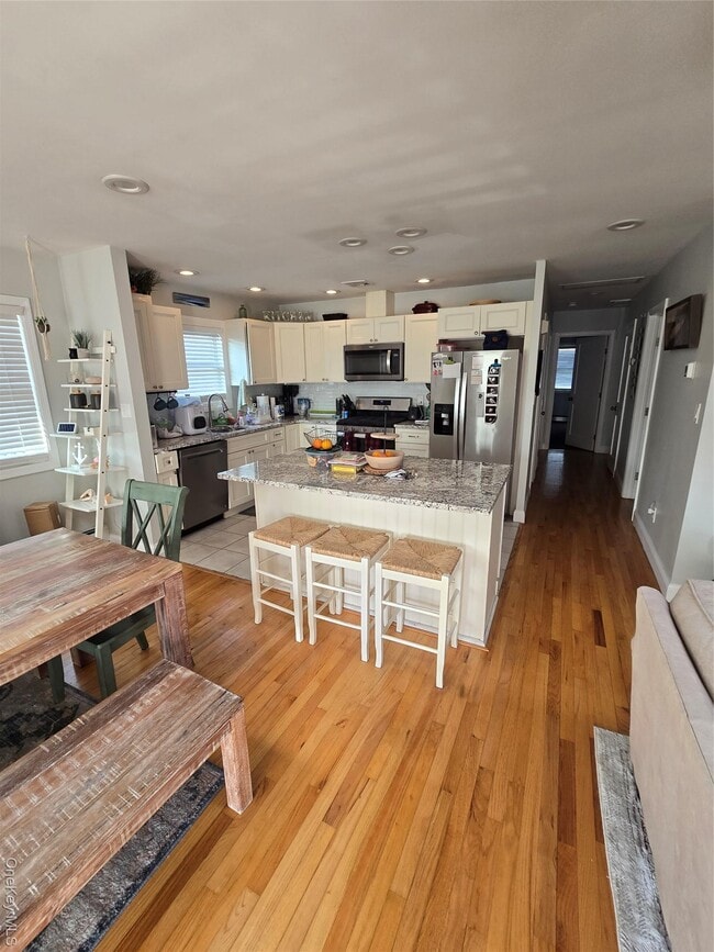 Building Photo - 359 E Pine St