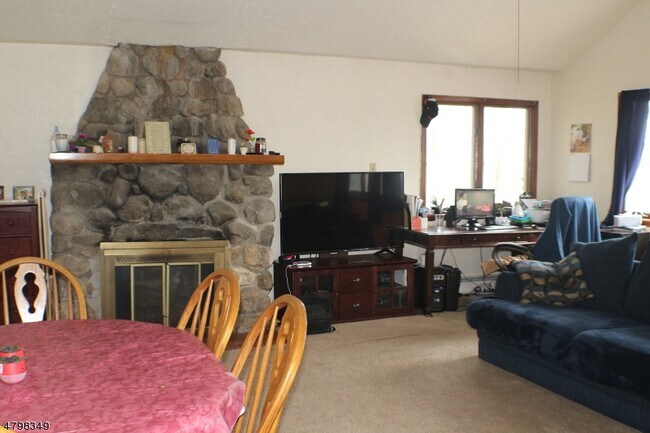 Building Photo - 10 Lakeview Trail