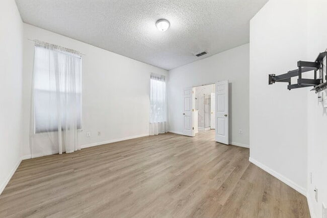 Building Photo - Centrally Located in Celebration Village