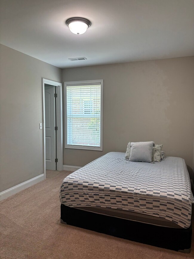 Building Photo - 531 Waterlily Dr