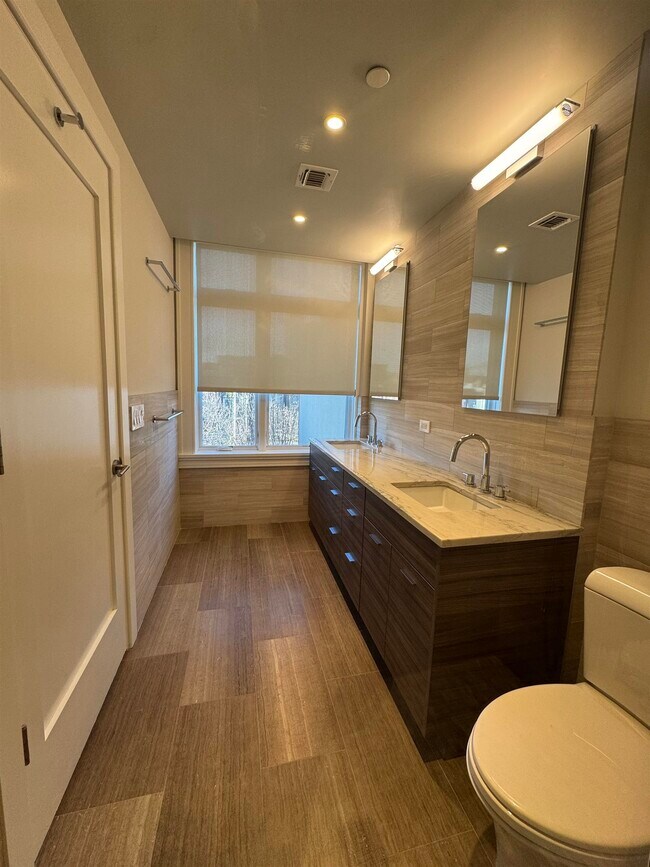 Building Photo - 16 Bright St