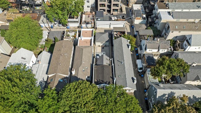 Building Photo - 1516 W Nelson St