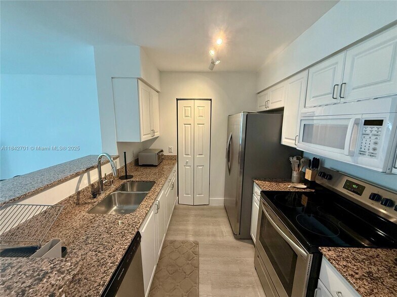 Building Photo - 1155 Brickell Bay Dr