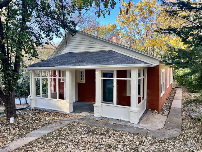 Bungalow - Craftsman/American Style. - 2028 Bristow St