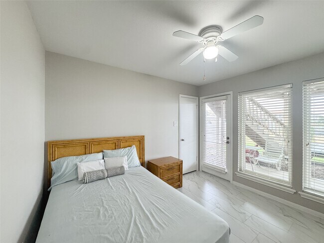 Building Photo - 112 Cove Point