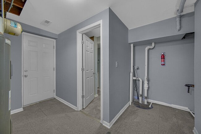 Building Photo - Spacious 4-Bedroom Split-Level in University Park