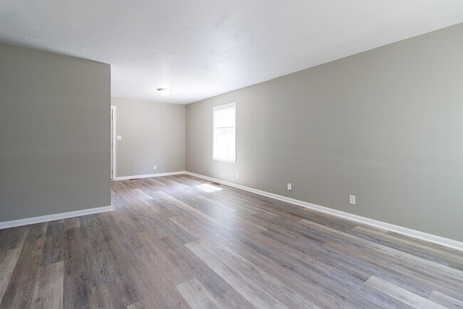 Building Photo - 432 Woodview Dr