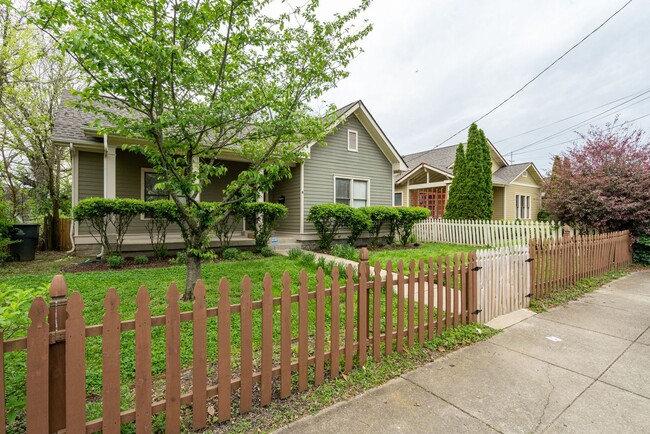 Building Photo - Five Points / East Nashville !!