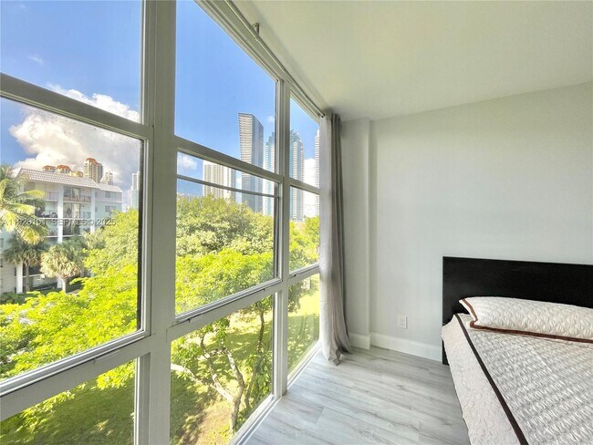 Building Photo - 17021 N Bay Rd